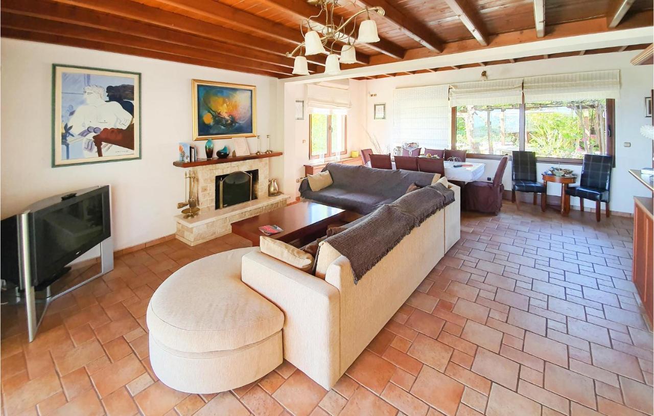 Lovely Home In Kiato With Wifi Exterior foto