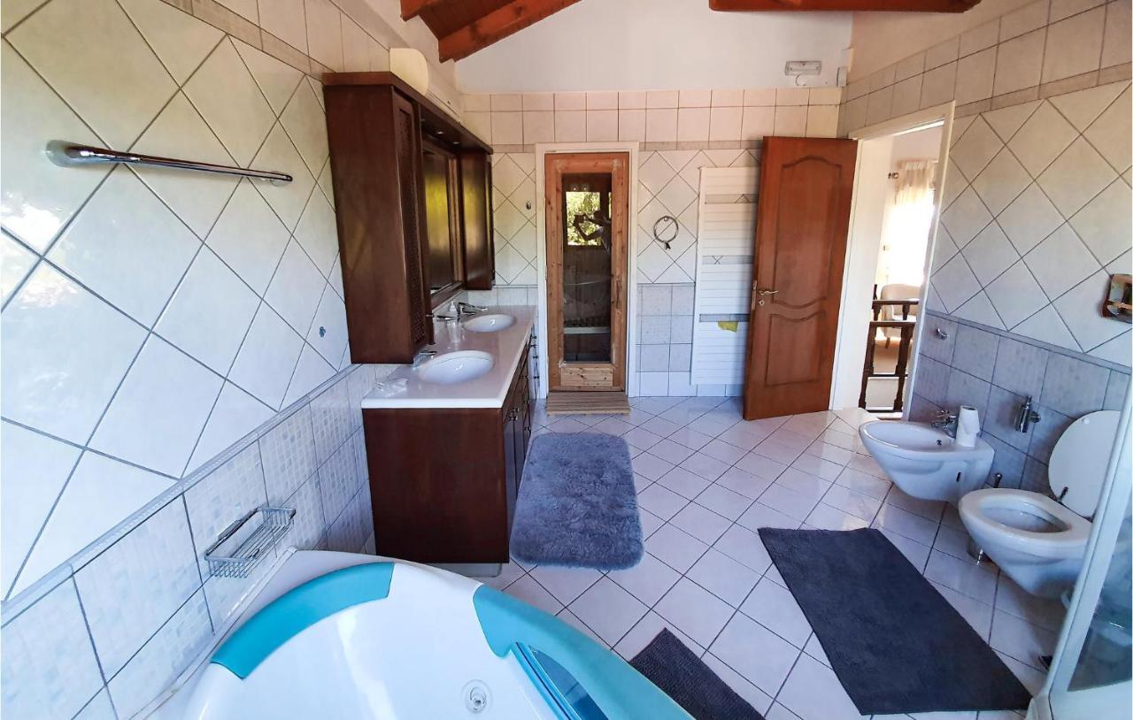 Lovely Home In Kiato With Wifi Exterior foto